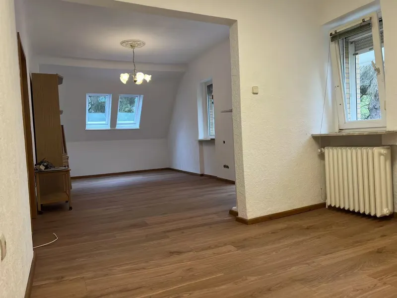Frisch sanierte 3-Zimmer-Dachgeschosswohnung mit überdachter Terrasse zum Wohlfühlen — photo 1